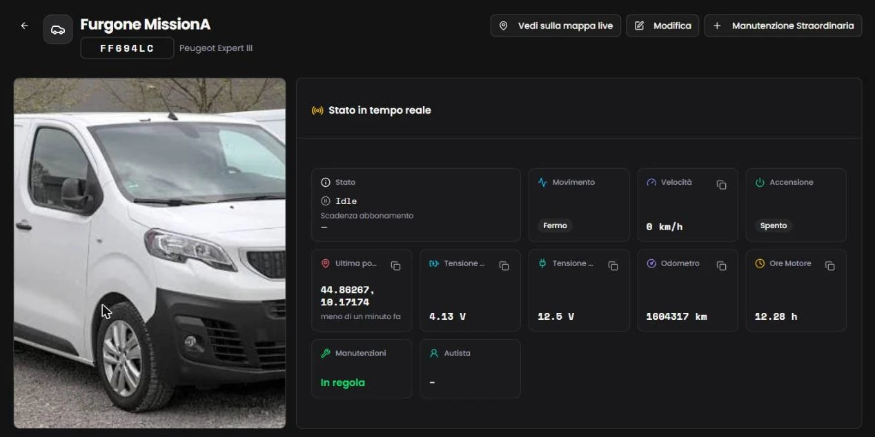 Scheda del veicolo in Asteria: stato in tempo reale con velocità, accensione, ultima posizione, tensioni, odometro e ore motore